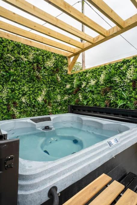 Cottage With Hot Tub Near Knockhill Saline Bagian luar foto